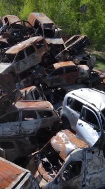 Irpin, Ukrayna 'da çarpışan ve vurulan arabaların dikey videosu - savaşın sonuçları