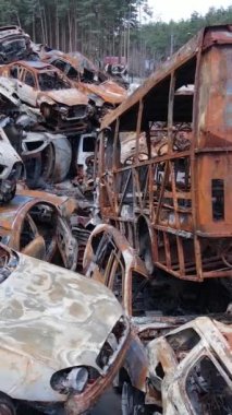 Irpin, Ukrayna 'da çarpışan ve vurulan arabaların dikey videosu - savaşın sonuçları