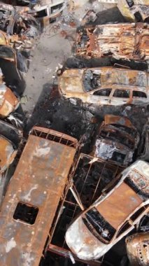 Irpin, Ukrayna 'da çarpışan ve vurulan arabaların dikey videosu - savaşın sonuçları