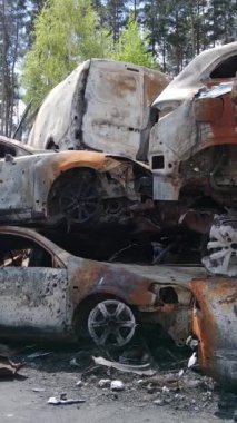 Irpin, Ukrayna 'da çarpışan ve vurulan arabaların dikey videosu - savaşın sonuçları