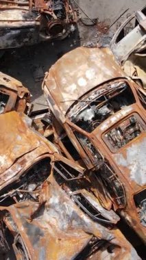 Irpin, Ukrayna 'da çarpışan ve vurulan arabaların dikey videosu - savaşın sonuçları