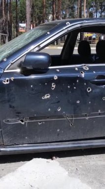 Irpin, Ukrayna 'da çarpışan ve vurulan arabaların dikey videosu - savaşın sonuçları