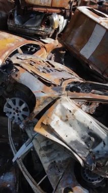 Irpin, Ukrayna 'da çarpışan ve vurulan arabaların dikey videosu - savaşın sonuçları