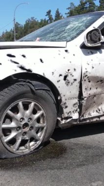 Irpin, Ukrayna 'da çarpışan ve vurulan arabaların dikey videosu - savaşın sonuçları