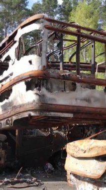 Irpin, Ukrayna 'da çarpışan ve vurulan arabaların dikey videosu - savaşın sonuçları