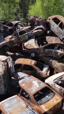 Irpin, Ukrayna 'da çarpışan ve vurulan arabaların dikey videosu - savaşın sonuçları