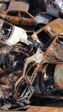 Irpin, Ukrayna 'da çarpışan ve vurulan arabaların dikey videosu - savaşın sonuçları