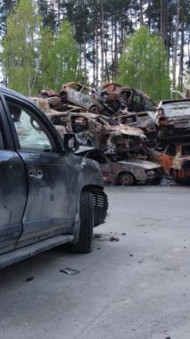 Irpin, Ukrayna 'da çarpışan ve vurulan arabaların dikey videosu - savaşın sonuçları