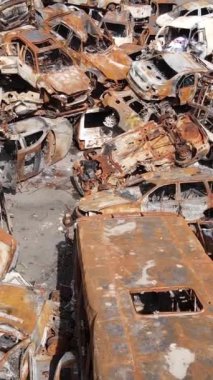 Irpin, Ukrayna 'da çarpışan ve vurulan arabaların dikey videosu - savaşın sonuçları