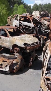 Irpin, Ukrayna 'da çarpışan ve vurulan arabaların dikey videosu - savaşın sonuçları