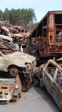 Irpin, Ukrayna 'da çarpışan ve vurulan arabaların dikey videosu - savaşın sonuçları