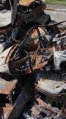 Irpin, Ukrayna 'da çarpışan ve vurulan arabaların dikey videosu - savaşın sonuçları