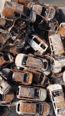 Irpin, Ukrayna 'da çarpışan ve vurulan arabaların dikey videosu - savaşın sonuçları