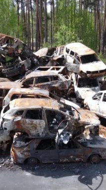 Irpin, Ukrayna 'da çarpışan ve vurulan arabaların dikey videosu - savaşın sonuçları