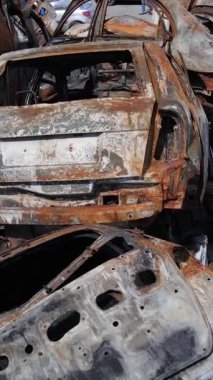 Irpin, Ukrayna 'da çarpışan ve vurulan arabaların dikey videosu - savaşın sonuçları
