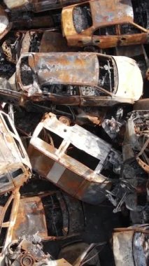 Irpin, Ukrayna 'da çarpışan ve vurulan arabaların dikey videosu - savaşın sonuçları