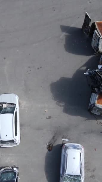 Vídeo Vertical Carros Destruídos Disparados Cidade Irpin Ucrânia Consequências Guerra — Vídeo de Stock