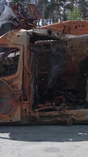 Вертикальное Видео Уничтоженных Обстрелянных Автомобилей Городе Ирпин Украина Последствия Войны — стоковое видео