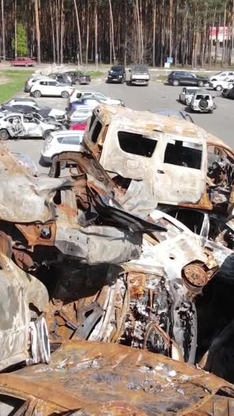 Κάθετο Βίντεο Από Κατεστραμμένα Και Πυροβολημένα Αυτοκίνητα Στην Πόλη Irpin — Αρχείο Βίντεο
