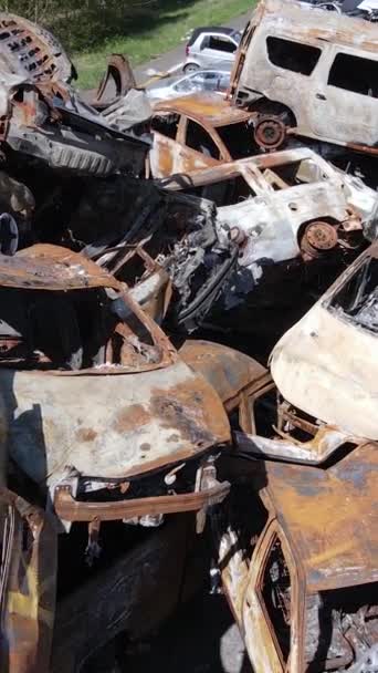 Videoclip Vertical Mașini Distruse Împușcate Orașul Irpin Ucraina Consecințele Războiului — Videoclip de stoc