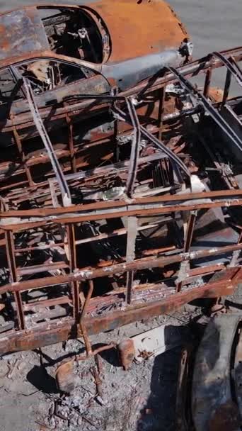 Vídeo Vertical Coches Destruidos Disparados Ciudad Irpin Ucrania Las Consecuencias — Vídeos de Stock