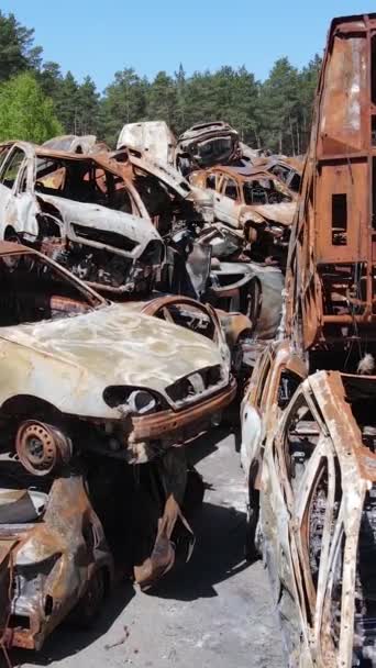 Вертикальное Видео Уничтоженных Обстрелянных Автомобилей Городе Ирпин Украина Последствия Войны — стоковое видео