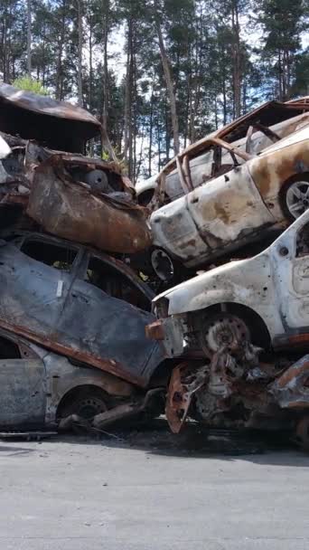 Függőleges Videó Lerombolt Meglőtt Autók Város Irpin Ukrajna Következményei Háború — Stock videók