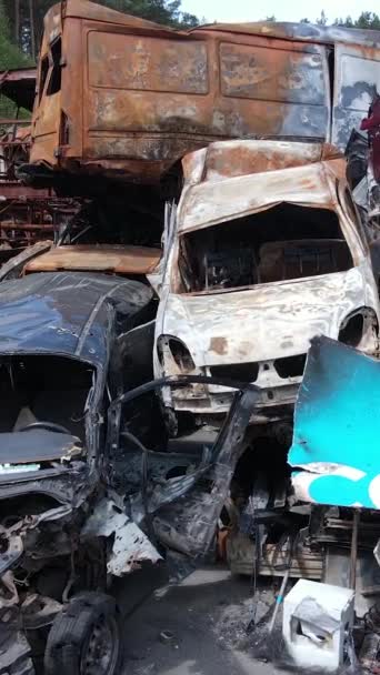 Vídeo Vertical Carros Destruídos Disparados Cidade Irpin Ucrânia Consequências Guerra — Vídeo de Stock