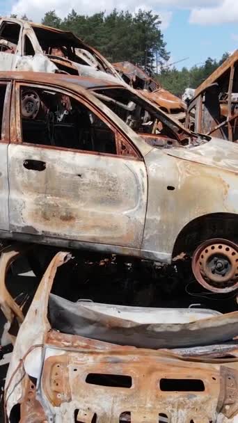 Pionowe Wideo Zniszczone Zastrzelone Samochody Mieście Irpin Ukraina Konsekwencje Wojny — Wideo stockowe