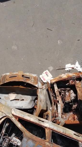 ウクライナのアーピン市で破壊され 撃たれた車の垂直ビデオ 戦争の結果 — ストック動画