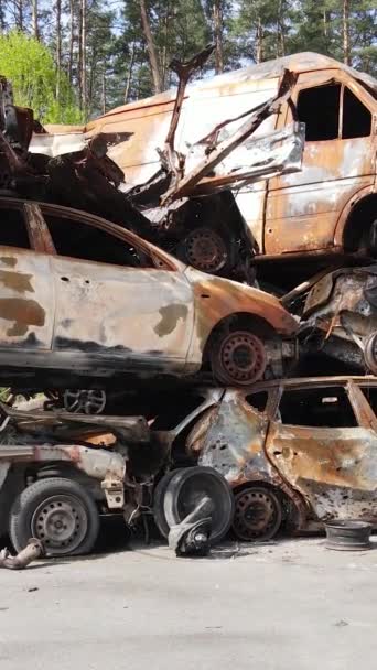 Verticale Video Van Vernielde Beschoten Auto Stad Irpin Oekraïne Gevolgen — Stockvideo