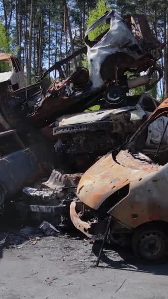 Vídeo Vertical Coches Destruidos Disparados Ciudad Irpin Ucrania Las Consecuencias — Vídeo de stock