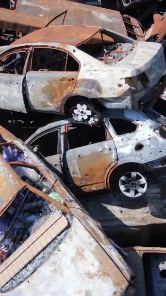 Irpin Ukrayna Çarpışan Vurulan Arabaların Dikey Videosu Savaşın Sonuçları — Stok video