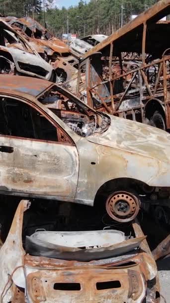 乌克兰伊尔潘市被毁和遭枪击的汽车的垂直录像 战争的后果 — 图库视频影像