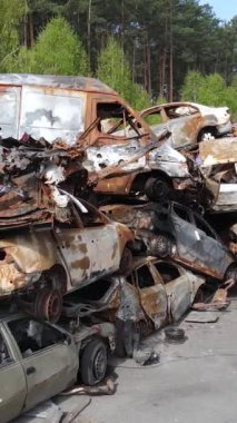 Irpin, Ukrayna 'da çarpışan ve vurulan arabaların dikey videosu - savaşın sonuçları