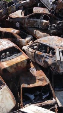 Irpin, Ukrayna 'da çarpışan ve vurulan arabaların dikey videosu - savaşın sonuçları