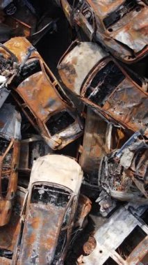 Irpin, Ukrayna 'da çarpışan ve vurulan arabaların dikey videosu - savaşın sonuçları