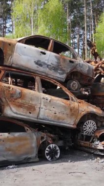 Irpin, Ukrayna 'da çarpışan ve vurulan arabaların dikey videosu - savaşın sonuçları