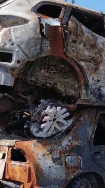 Irpin, Ukrayna 'da çarpışan ve vurulan arabaların dikey videosu - savaşın sonuçları