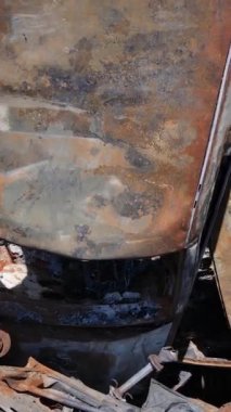 Irpin, Ukrayna 'da çarpışan ve vurulan arabaların dikey videosu - savaşın sonuçları