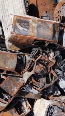 Irpin, Ukrayna 'da çarpışan ve vurulan arabaların dikey videosu - savaşın sonuçları
