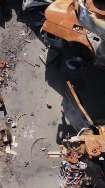 Irpin, Ukrayna 'da çarpışan ve vurulan arabaların dikey videosu - savaşın sonuçları