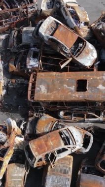 Irpin, Ukrayna 'da çarpışan ve vurulan arabaların dikey videosu - savaşın sonuçları