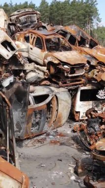 Irpin, Ukrayna 'da çarpışan ve vurulan arabaların dikey videosu - savaşın sonuçları