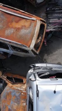 Irpin, Ukrayna 'da çarpışan ve vurulan arabaların dikey videosu - savaşın sonuçları