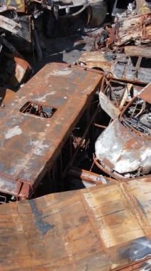 Irpin, Ukrayna 'da çarpışan ve vurulan arabaların dikey videosu - savaşın sonuçları