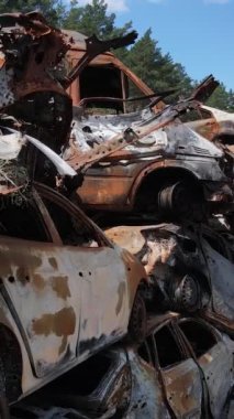 Irpin, Ukrayna 'da çarpışan ve vurulan arabaların dikey videosu - savaşın sonuçları