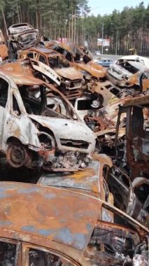 Irpin, Ukrayna 'da çarpışan ve vurulan arabaların dikey videosu - savaşın sonuçları