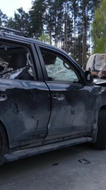 Irpin, Ukrayna 'da çarpışan ve vurulan arabaların dikey videosu - savaşın sonuçları