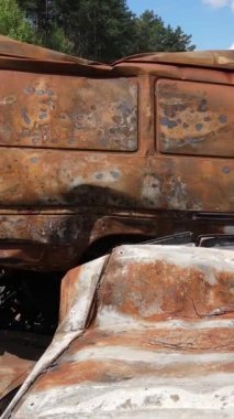 Irpin, Ukrayna 'da çarpışan ve vurulan arabaların dikey videosu - savaşın sonuçları